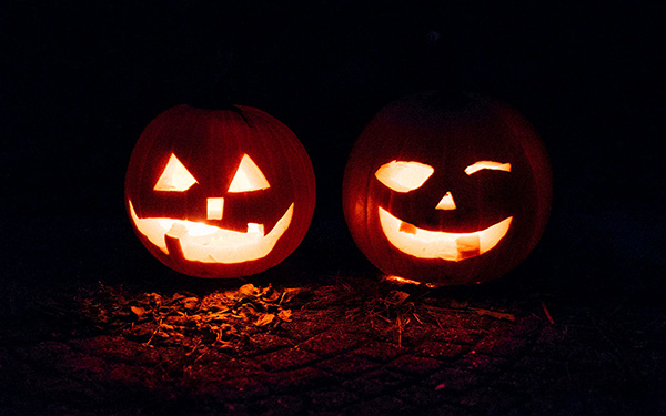 Graphic displaying two smiling jack-o-lanterns